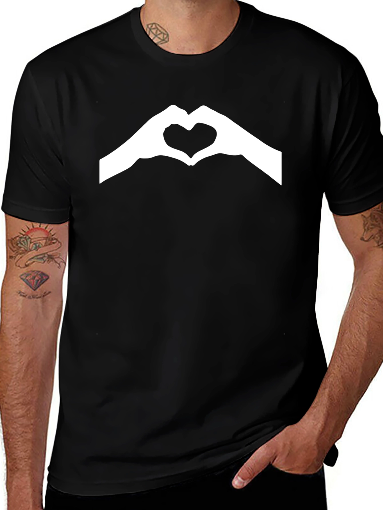 Camiseta Negra con Diseño de Manos Corazón