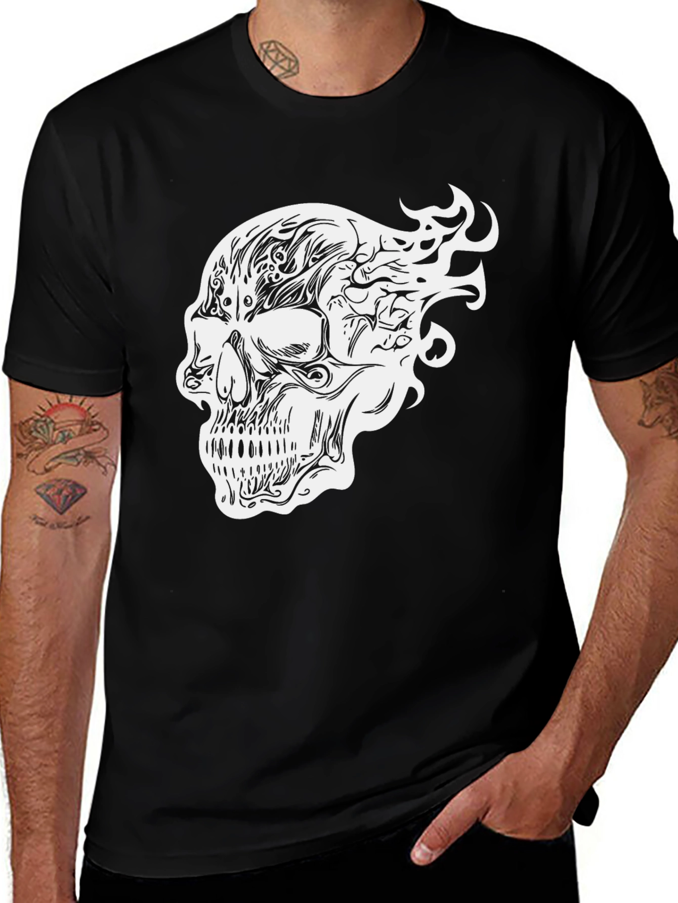 Camiseta Negra con Diseño de Calavera Tribal