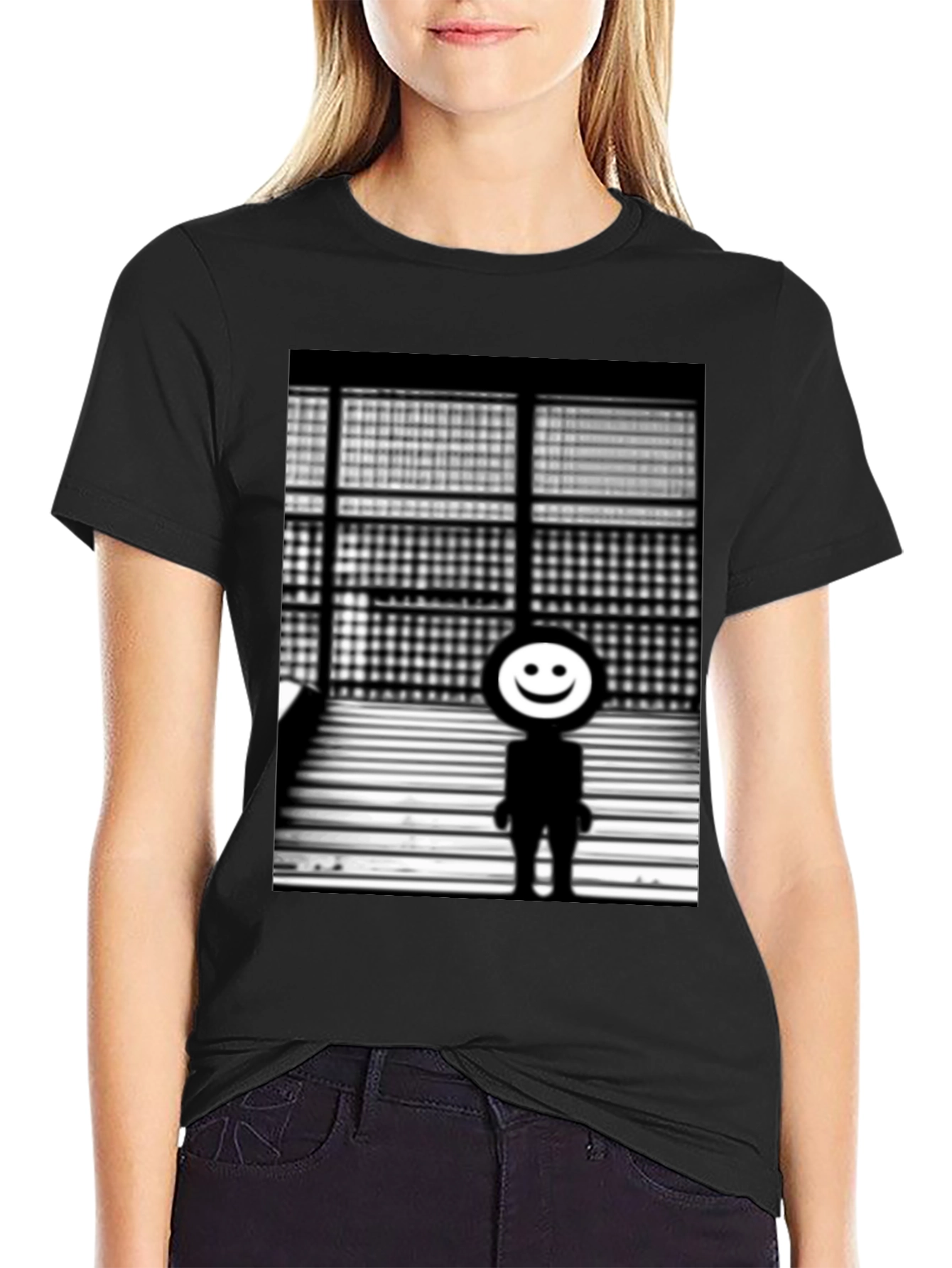Camiseta Negra con Diseño Abstracto Sonriente