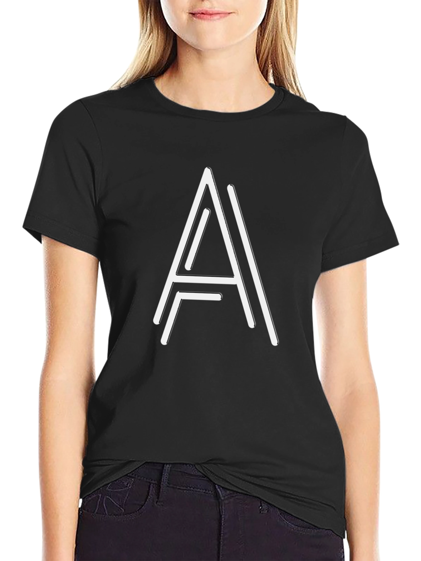 Camiseta Negra con Diseño Abstracto de Letra A