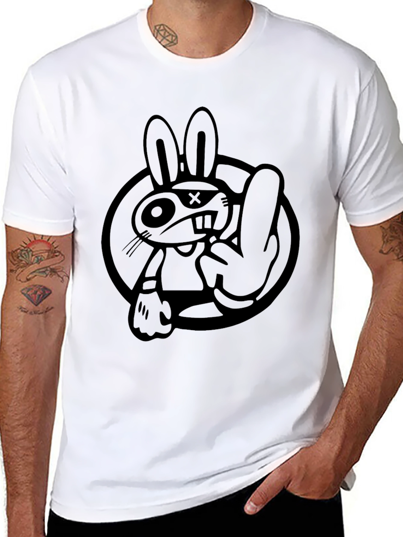 Camiseta Negra con Diseño de Conejo Rebelde